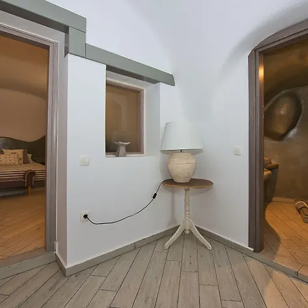 Cally Cave House Fira (Santorini)